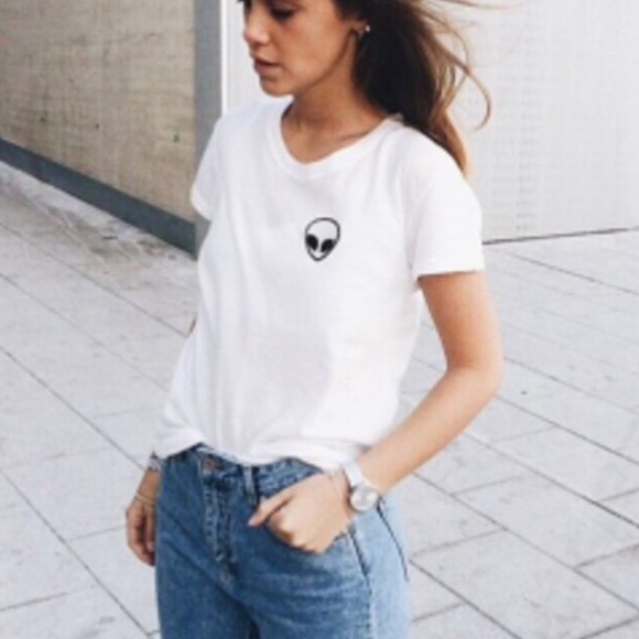 BRANDY MELVILLE ALIEN WHITE TOP - Picture 1 of 5